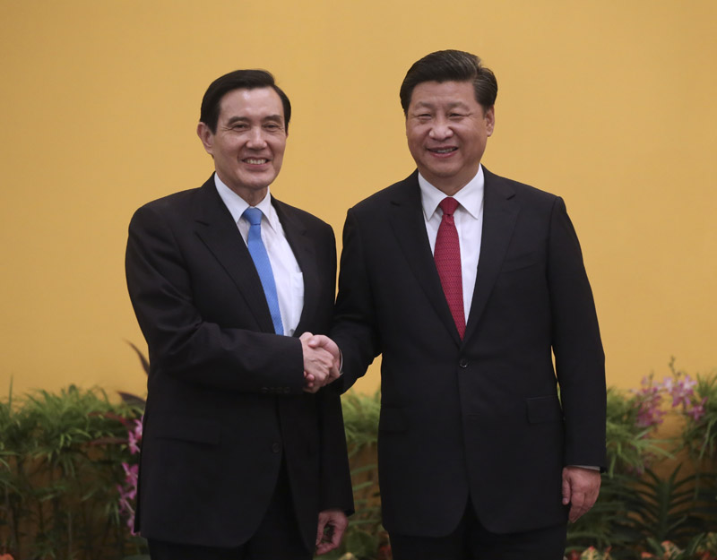 2015年11月7日，兩岸領(lǐng)導(dǎo)人會(huì)面在新加坡香格里拉大酒店舉行。這是習(xí)近平主席與時(shí)任臺(tái)灣地區(qū)領(lǐng)導(dǎo)人馬英九握手。