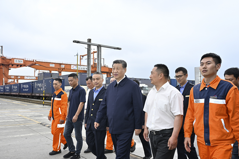 2024年4月22日，習(xí)近平總書記在重慶國際物流樞紐園區(qū)重慶鐵路集裝箱中心站，同貨車司機(jī)、列車司機(jī)、裝卸工人、場站管理人員等親切交流。