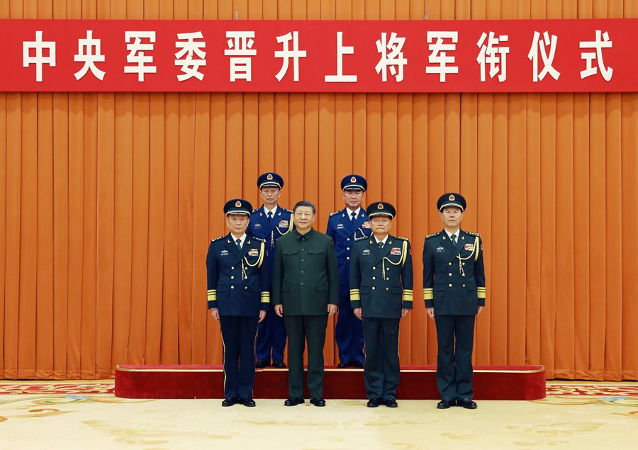12月22日，中央軍委晉升上將軍銜儀式在北京八一大樓舉行。中央軍委主席習(xí)近平出席晉銜儀式。這是習(xí)近平等領(lǐng)導(dǎo)同志同晉升上將軍銜的軍官合影。