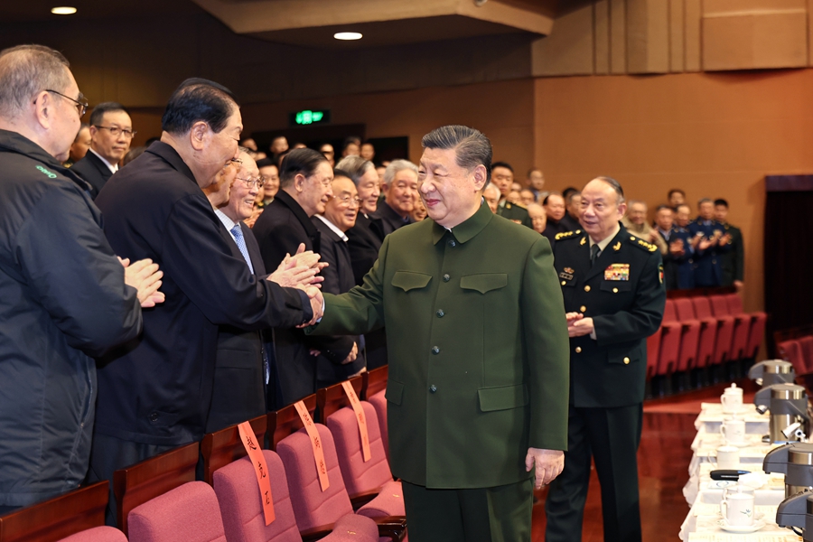 2月6日下午，中央軍委慰問駐京部隊老干部迎新春文藝演出在中國劇院舉行。中共中央總書記、國家主席、中央軍委主席習近平觀看演出，向在座的軍隊老同志，向全軍離退休老干部，致以節(jié)日問候和新春祝福。